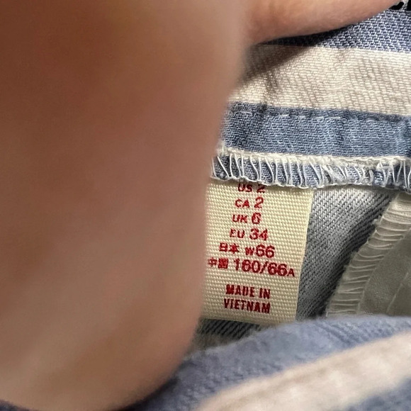 Womenโs size 2 gap khakis chino shorts blue and white stripe excellent condition - Picture 4 of 5